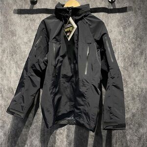GORE-TEX Men's Performance Jacket in Black
